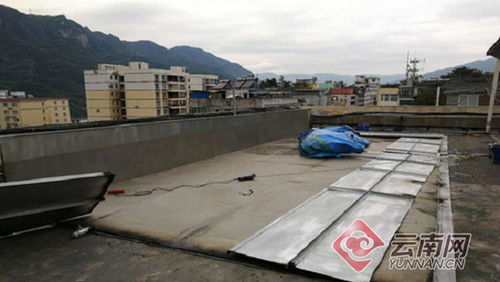 男子7楼楼顶建游泳池蓄水40吨 官方:进入处罚程序