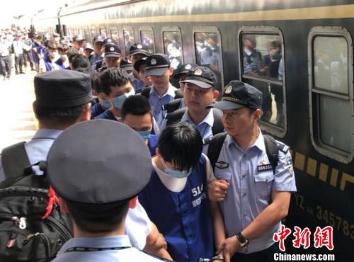 浙江警方36小时押解一特大通讯网络诈骗团伙回浙