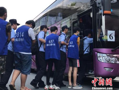 犯罪嫌疑人将被押解至舟山，接受警方进一步调查?！≌疟?摄