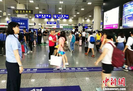 中国公民口岸通关不超30分钟口岸不见“排长龙”（图）
