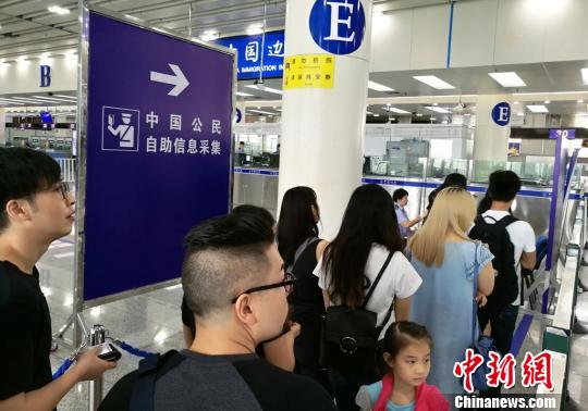 皇岗边检站在福田口岸入境大厅增设中国公民自助信息采集提高通关效率。　黄俊生 摄