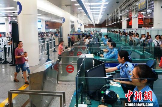 皇岗边检站在福田口岸提前开足通道确保中国公民即到即办理查验手续?！』瓶∩?摄