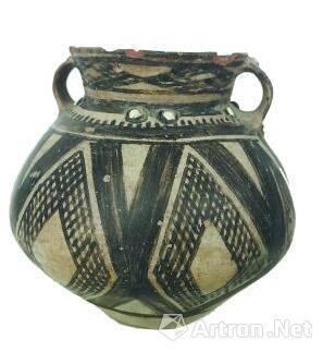 颈部镶嵌了12颗白色小石头的浅色陶罐，属于齐家文化，出自武威。纹饰向下延伸，完整覆盖器皿。胚体光洁，光滑。