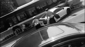 奥迪R8司机拒检撞倒交警和路人警方向群众征集线索