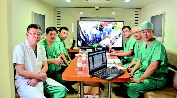 图为高福（图1右一，图2中）参加援塞拉利昂抗击埃博拉医疗队工作场景。