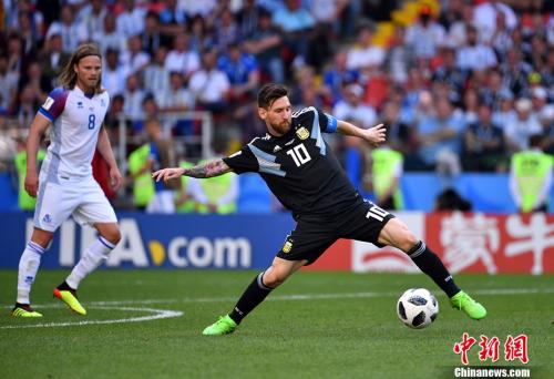 资料图：俄罗斯世界杯，阿根廷队首战1-1战平冰岛。图为中国企业的场边广告。<a target='_blank' href='http://www.chinanews.com/'>中新社</a>记者 毛建军 摄