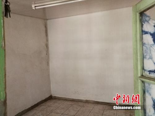 屋内光线很暗，有陈腐的气味。<a target='_blank' href='http://www.chinanews.com/' >中新网</a>记者 邱宇 摄