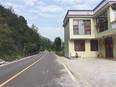 2016年3月15日，王维红驾车从房屋和护栏中间处坠入麒麟寺水库。新京报记者 赵朋乐 摄