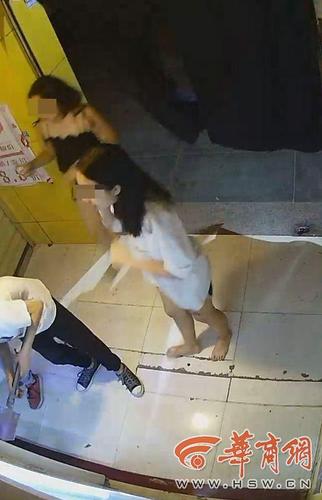 西安5名中学生深夜打砸一成人用品店 称因为好奇