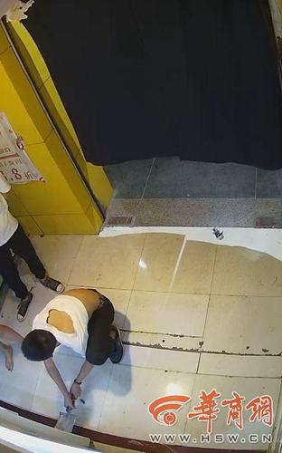 西安5名中学生深夜打砸一成人用品店 称因为好奇