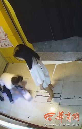 西安5名中学生深夜打砸一成人用品店 称因为好奇