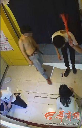 西安5名中学生深夜打砸一成人用品店 称因为好奇