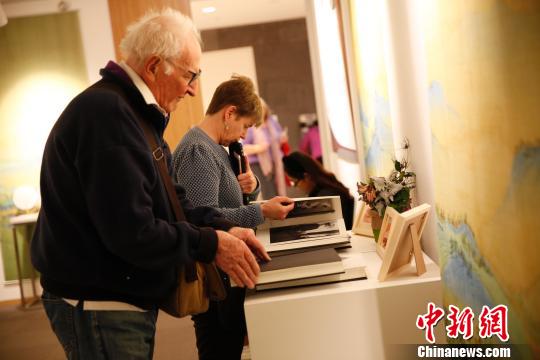 听众参观故宫文创展览?！×值?摄