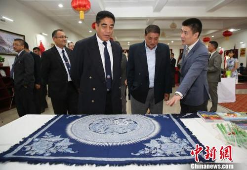 中国侨网普拉哈德将军等观赏中国贵州艺术家杨启英的蜡染桌布作品《蝴蝶翩翩》。　张晨翼　摄