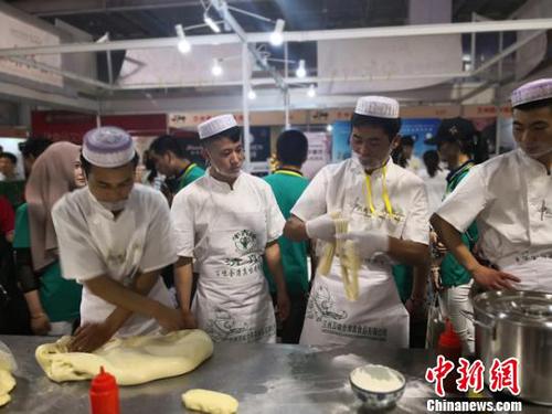 图为现场制作兰州牛肉拉面?！⊙钅?摄