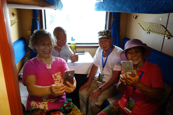 已经登车的老年旅客高兴地玩起了自拍