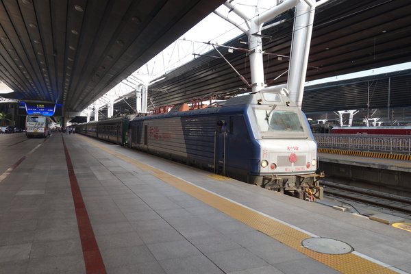 “京和号”缓缓驶出北京西站