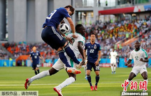 两队球员拼抢激烈。