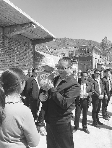 ▲调研组在海东市互助县台子乡哇麻村调研贫困户到户产业发展情况