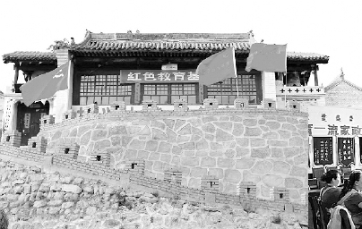 ▲山西省阳曲县店子底村开展红色旅游，美了村庄富了村民。