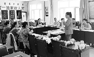     ▲内蒙古自治区乌兰浩特市兴安家政公司正在为贫困户进行家政技能培训。