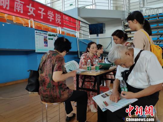 中国各地高考分数线相继出台填报志愿咨询行业生意火爆