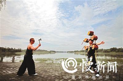 男子13年练成飞斧功：蒙眼扔斧精准 徒弟当靶子