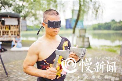 男子13年练成飞斧功：蒙眼扔斧精准 徒弟当靶子