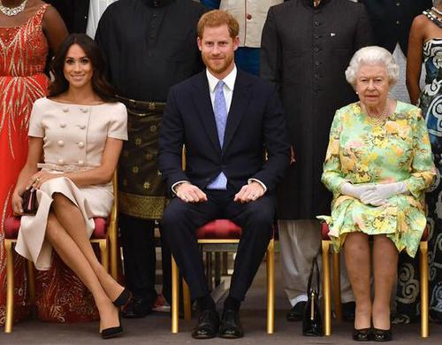 梅根被批坐姿对女王不敬 粉丝：她的腿她自己做主