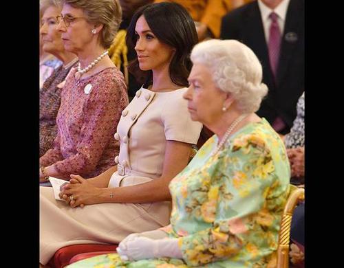 梅根被批坐姿对女王不敬 粉丝：她的腿她自己做主