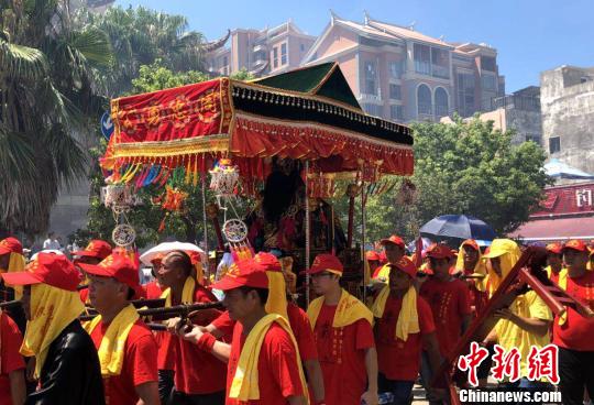 两岸信众民俗文化踩街。吴晟炜 摄