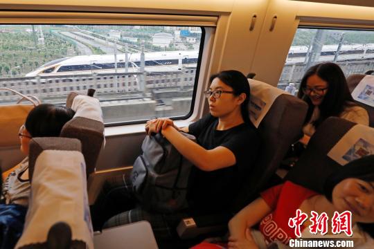 长编组“复兴号”动车组正式运营。　殷立勤 摄