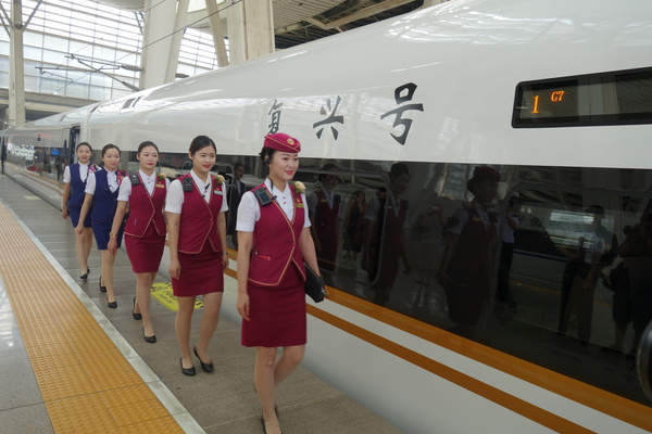 乘务员准备走上G7次”复兴号“高铁