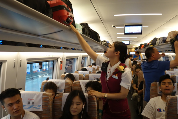 乘务员整理乘客行李