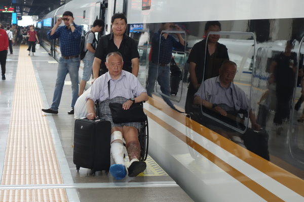 乘客陆续登上G7次”复兴号“高铁