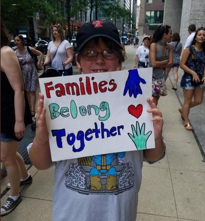 特朗普无视抗议示威 称美国移民法是世界上最蠢的