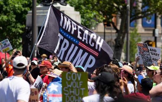 特朗普无视抗议示威 称美国移民法是世界上最蠢的