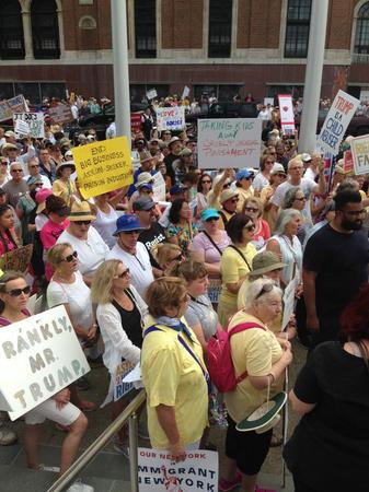 特朗普无视抗议示威 称美国移民法是世界上最蠢的