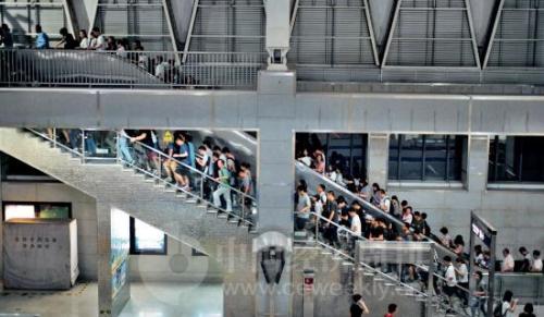 个税起征点提高至5000 元，意味着将有更多人不必再缴个税。 《中国经济周刊》首席摄影记者 肖翊 摄