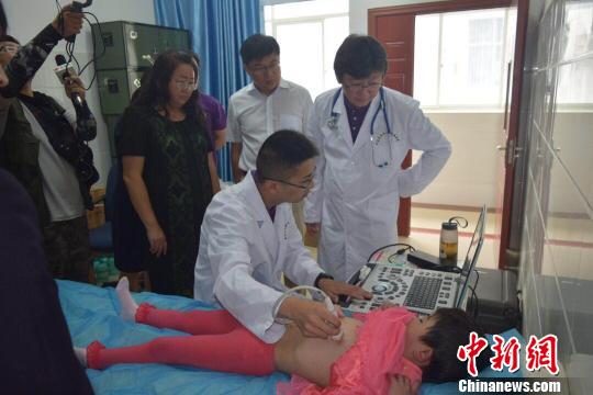 图为项目为山区青少年进行义诊活动和筛查活动?！≡颇锨嗷峁┩?摄