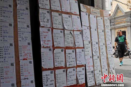 在蓬莱路上的一些老房子门外，都张贴有房屋租赁信息，每天都有不少人经过驻足观看?！∫罅⑶?摄
