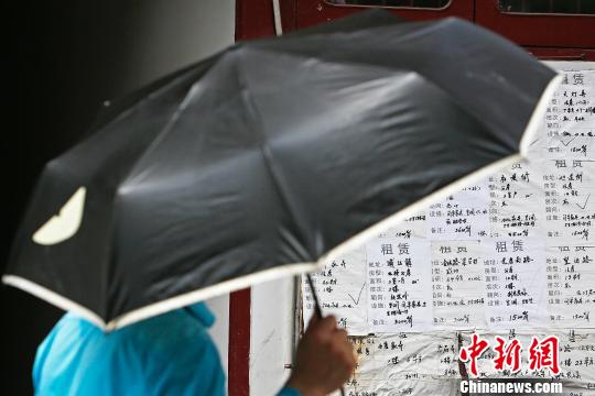 在蓬莱路上的一些老房子门外，都张贴有房屋租赁信息。　殷立勤 摄