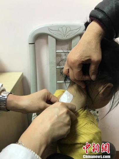 不同年龄的孩子贴敷时间不同?！≤缝?摄