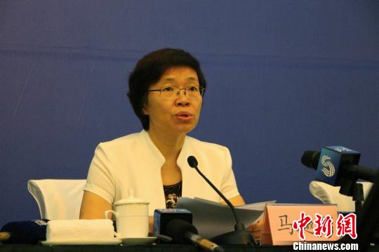 山东省食品药品监督管理局局长马越男在发布会上介绍有关情况?！≌韵?摄