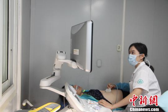 资料图：图为医生正在为病人做彩超检查?！≌韵?摄