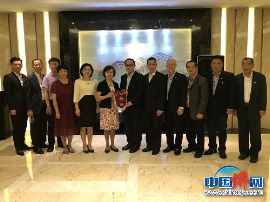 中国侨网参访团与省侨联副主席、厦门市侨联主席潘少銮，厦门市委统战部副部长蔡林娜合影?！∫缎∩骸∩? style=