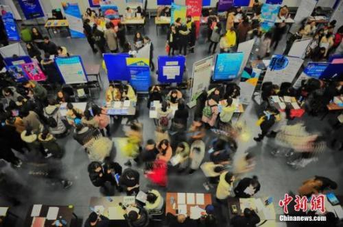 在“抢人大战”中，一些城市的落户门槛一降再降。图为天津举行的一场招聘会 。 <a target='_blank' href='http://www.chinanews.com/'>中新社</a>记者 佟郁 摄