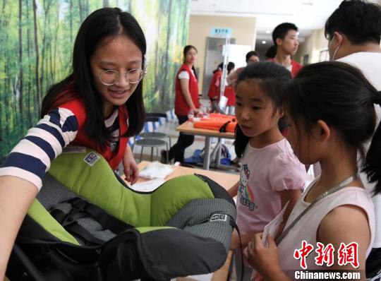 本次“儿童无伤害日”行动以“伤害远离儿童，健康成就梦想”为主题。　孙国根 摄