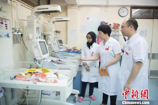 专家团队在桑格巴尔奔巴岛阿卜杜拉？姆才医院儿科病房查房指导?！±钇?摄