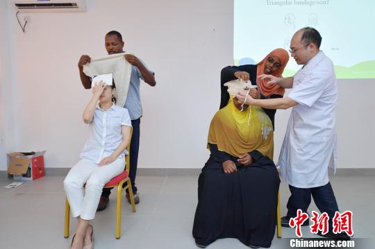 专家们分组为学员们进行手把手的带教培训?！±钇?摄